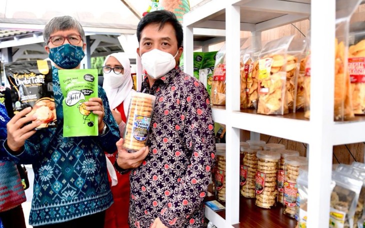 Eddy Satriya (batik biru) saat meresmikan Food Hall Mini Olah Oleh Umi di stasiun Kota Bandung. Minggu (24/4/2022)