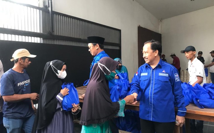 Pembagian 4.000 paket sembako oleh partai Demokrat, di Kabupaten Kediri, Senin (25/4/2022)