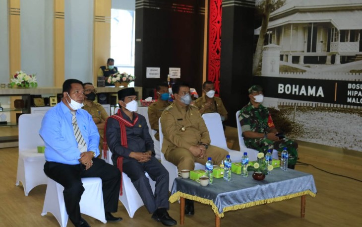 Bupati Samosir Vandiko Gultom bersama Pj. Sekda, Hotraja Sitanggang dan Wakil Ketua DPRD Samosir Pantas M. Sinaga, saat mengikuti Hari Otda secara virtual, Senin (25/4/2022)