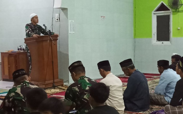 Letkol Arm Gatot Awan Febrianto saat memberikan kultum usai sholat subuh berjamaah. Senin (25/4/2022)