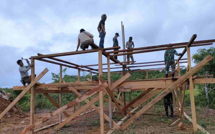 Kepedulian satgas Yonif 144/JY bantu bangun rumah warga di perbatasan. Senin (25/4/2022)
