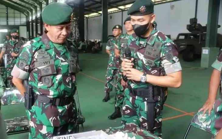 Mayjen TNI Dwi Darmadi menerima paparan Danyonarhanud 16 Kostrad. Selasa (26/4/2022)