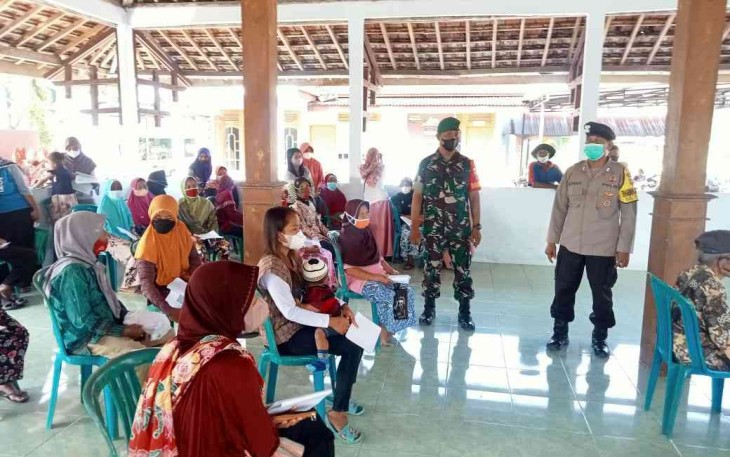 Babinsa Pangkur dampingi penyaluran BLT DD. Selasa (26/4/2022)