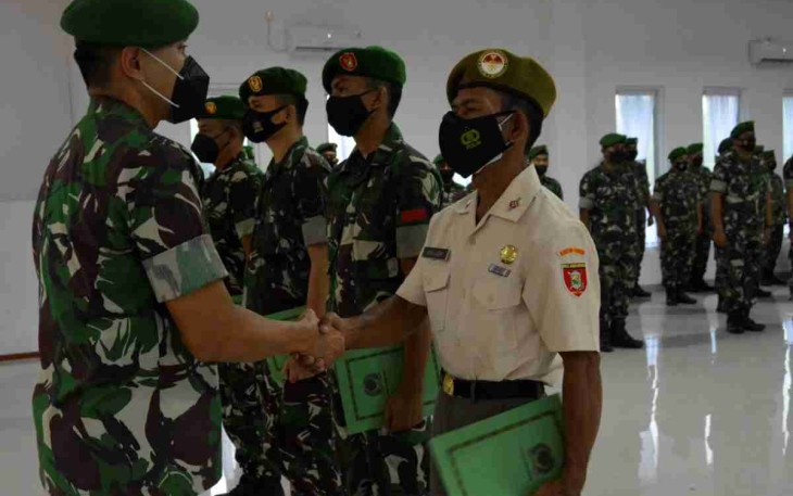 Dandim Kukar Bagikan langsung THR ke anggotanya. Senin (25/4/2022)