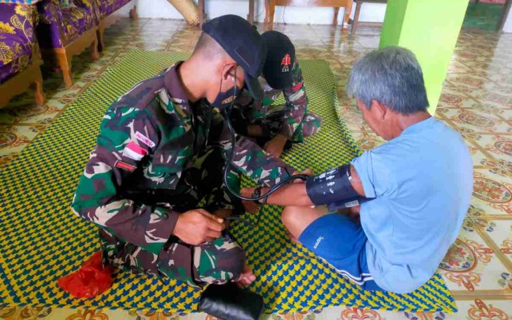 Sambangi rumah warga berikan pengobatan gratis. Selasa (26/4/2022)