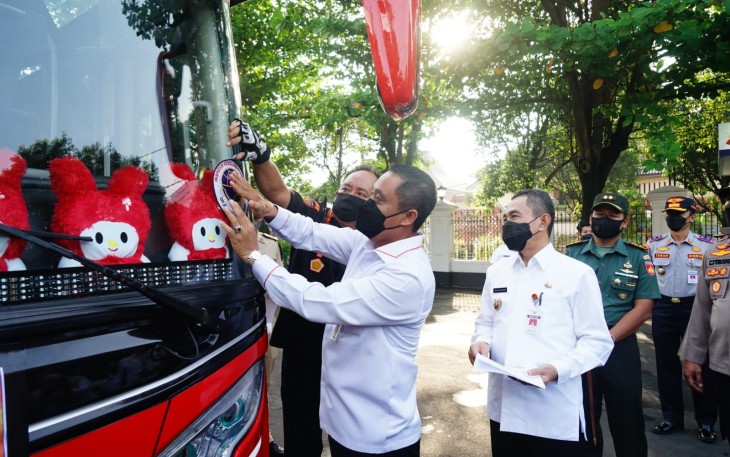 Wabup Safin ketika menempelkan sticker di armada jemput pemudik