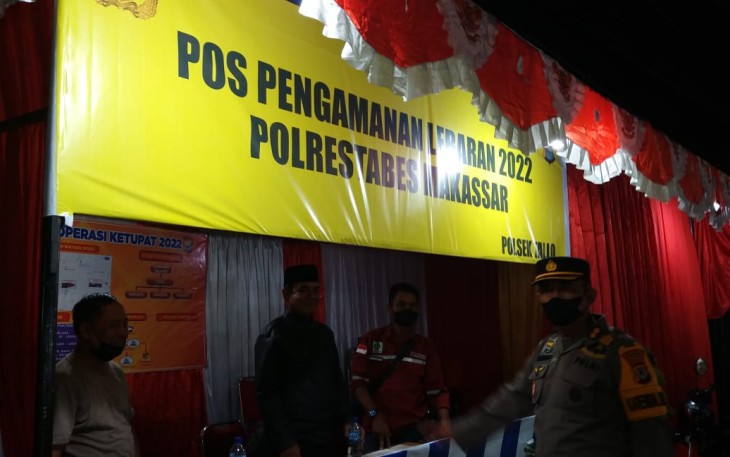 Kabagops Polrestabes Makassar saat meninjau pos pam hari raya Idul Fitri. Rabu (27/4/2022)
