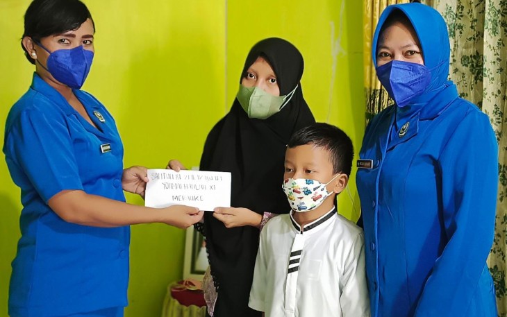 Berikan tali asih untuk Warakawuri Yonmarhanlan XI Merauke. Rabu (27/4/2022)