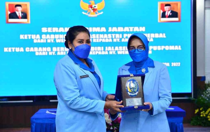 Ketum Jalasenastri (kiri) saat memberikan cenderamata. Rabu (27/4/2022)