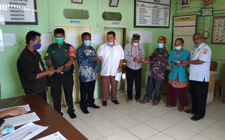 Babinsa Sumbul aktif mendampingi warga binaan dalam penyaluran BLT-DD. Kamis (28/4/2022)