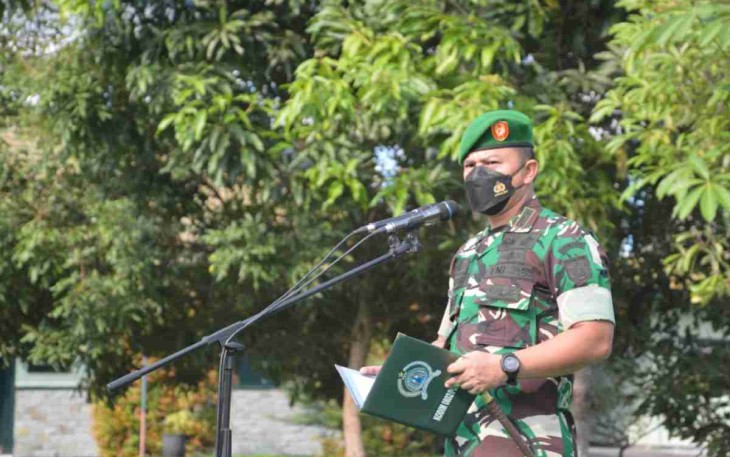 Dandim Ponorogo memberikan arahan anggotanya yang melaksanakan cuti lebaran. Kamis (28/4/2022)