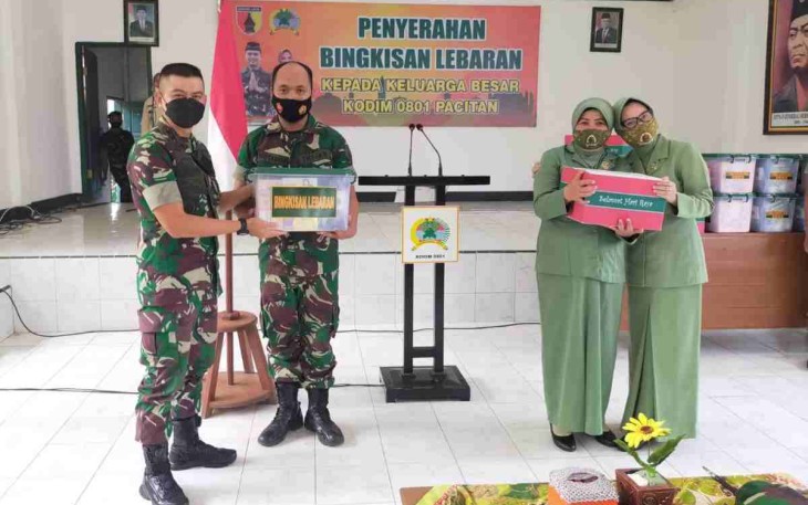 Wujud perhatian komando atas guna meningkatkan kinerja dan kesejahteraan prajurit, saat Dandim berikan bingkisan lebaran. Kamis (28/4/2022)