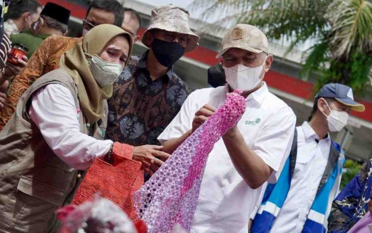Menteri Teten Masduki saat meninjau stand produk UMKM di rest area KM 39A Cikampek. Kamis (28/4/2022)