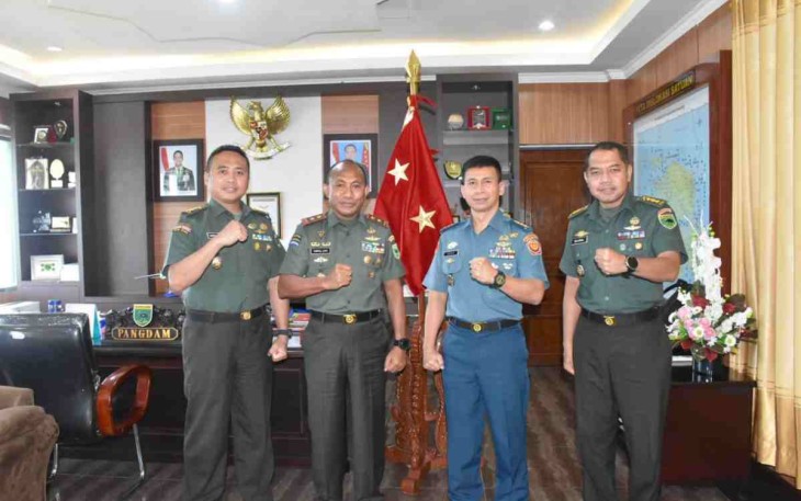 Pangdam Kasuari (tengah) bersama utusan Sesko TNI di Makodam. Kamis (28/4/2022)