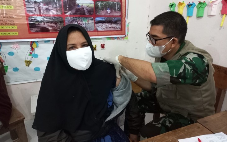 Pelaksanaan vaksinasi oleh Kodim 1002/Hst di Desa Teluk masjid