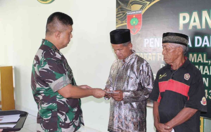 Danrem 142/Tatag salurkan  zakat fitrah usai shalat Jum'at di masjid Al Amin. Jum'at (29/4/2022)