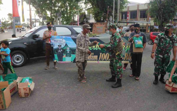 Letda Inf Mulyanto bagikan takjil gratis di bundaran Amuntai. Jum'at (29/4/2022)
