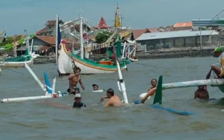 Prajurit TNI AL saat evakuasi perahu nelayan tenggelam. Rabu (27/4/2022)