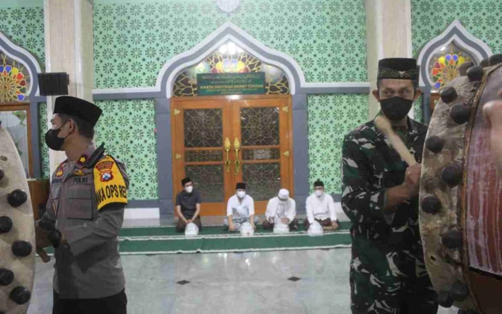 Gema takbir berkumandang, Dandim Trenggalek pukul beduk di masjid Agung Baiturrahman. Minggu (02/05/2022)
