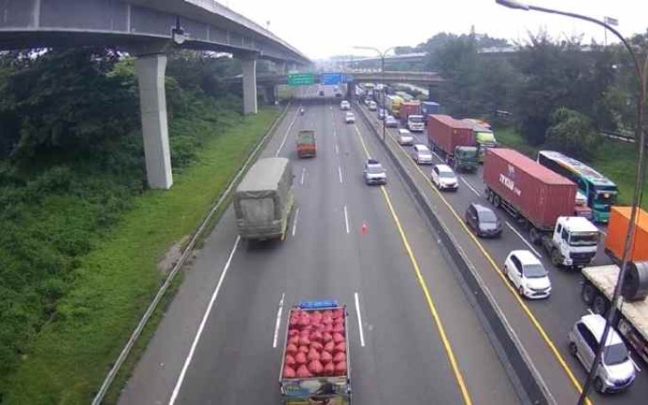 Contraflow arus lalulintas jalan tol Jakarta Cikampek. Selasa (03/05/2022)