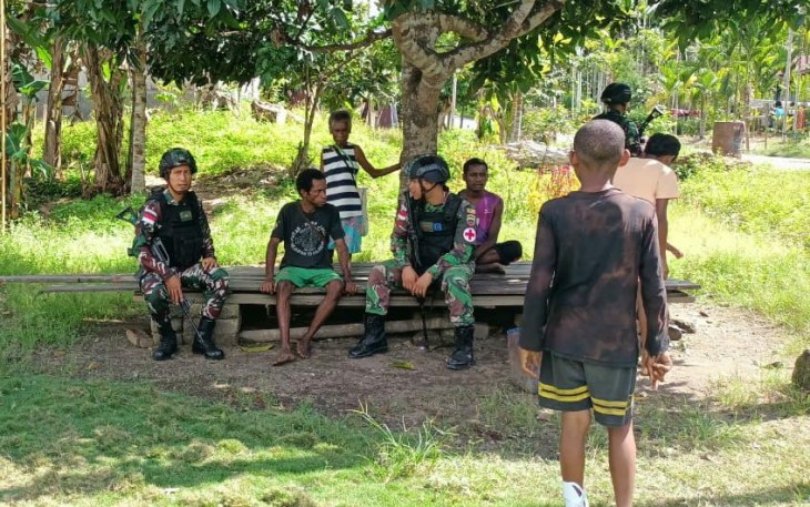 Satgas Yonif 126/Kala Cakti saat Laksanakan Komsos Dengan Warga Perbatasan