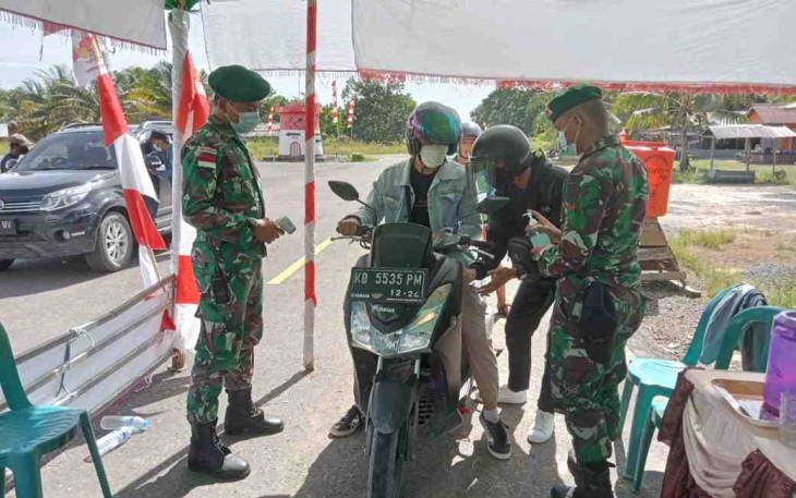 Satgas Yonif Mekanis 643/Wns pastikan prokes warga di lokasi wisata perbatasan. Rabu (04/05/2022)