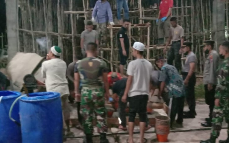 Gotong royong pengecoran bangunan asrama putri. Rabu (04/05/2022)