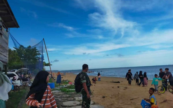 Serda Heri pantau warga berlibur di pantai Tanjung Mulai. Kamis (05/05/2022)