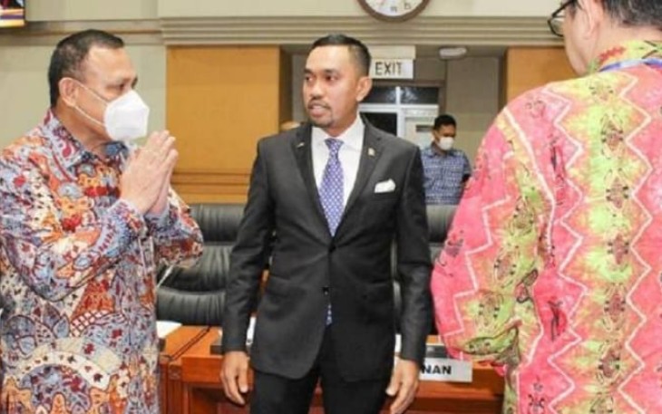 Wakil ketua komisi III DPR RI (pakai masker) saat memberikan keterangan pers di Jakarta. Jum'at (06/05/2022)