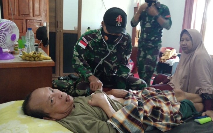 Satgas Yonif 144/JY periksa kesehatan warga yang sakit. Jum'at (06/05/2022)