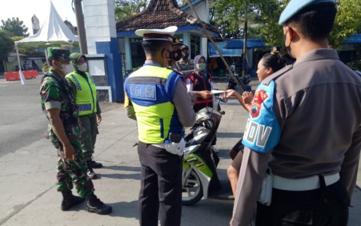 Kegiatan posyan terminal dalam menghimbau penumpang di terminal Kembang Joyo