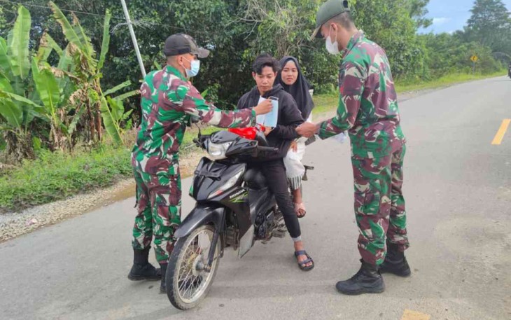 Sosialisasi dan bagikan masker di perbatasan. Sabtu (07/05/2022)