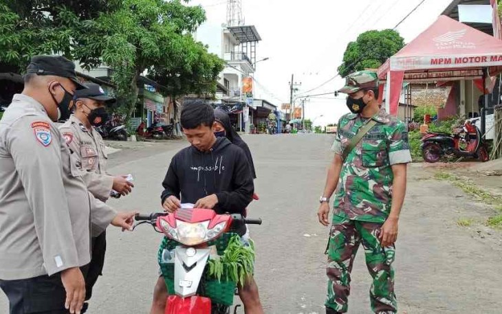 Sinergitas TNI-Polri terapkan prokes di wilayah binaan. Sabtu (07/05/2022)