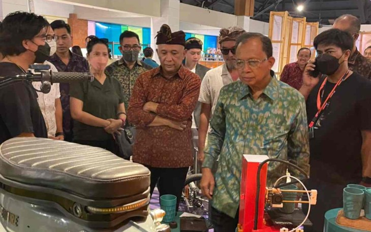 Menteri Teten (batik coklat) saat acara Telkomsel Pasar Nusa Dua di Bali Jum'at (06/05/2022)