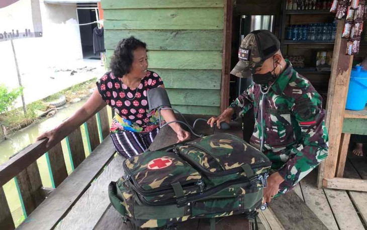 Sambangi warga berikan pengobatan gratis door to door. Minggu (08/05/2022)