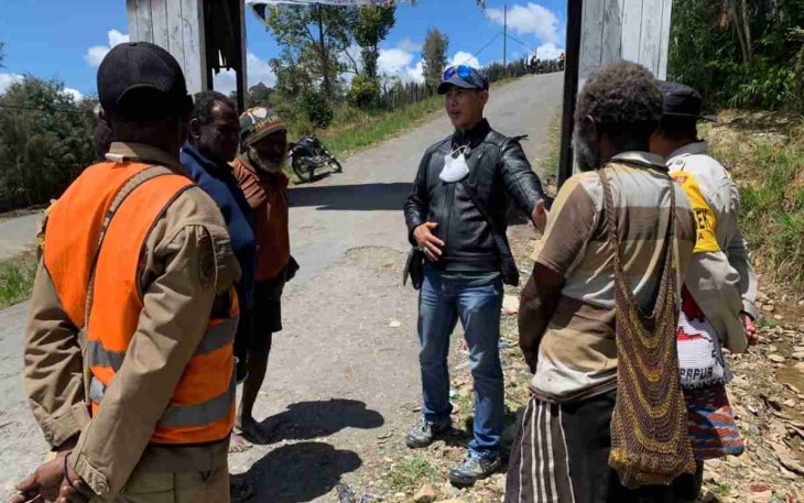 Ipda Arisandi Tancoma (jaket hitam) saat mengajak dan menghimbau tokoh agama menciptakan situasi kondusif di wilayah Intan Jaya. Minggu (08/05/2022)