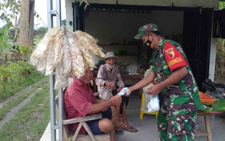 Serka Lamidin bagikan masker ke warga. Senin (09/05/2022)