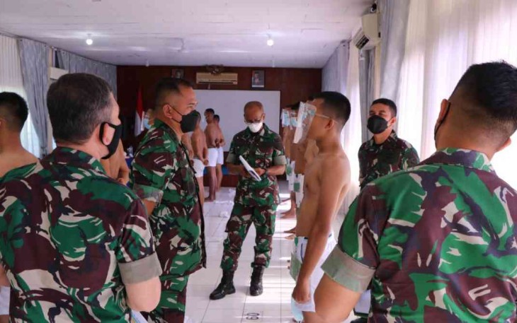 Danlanud Sutan Sjahrir (tengah menghadap Casis) saat cek langsung casis Caba PK TNI AU di lanud SUT. Senin (09/05/2022)