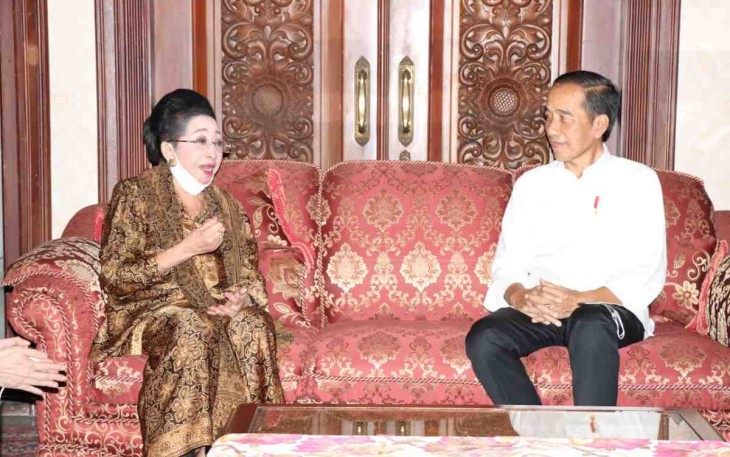 Presiden RI Ir Joko Widodo saat bersilaturahmi di kediaman ibu Mooryati Soedibyo di Jakarta. Senin (09/05/2022)