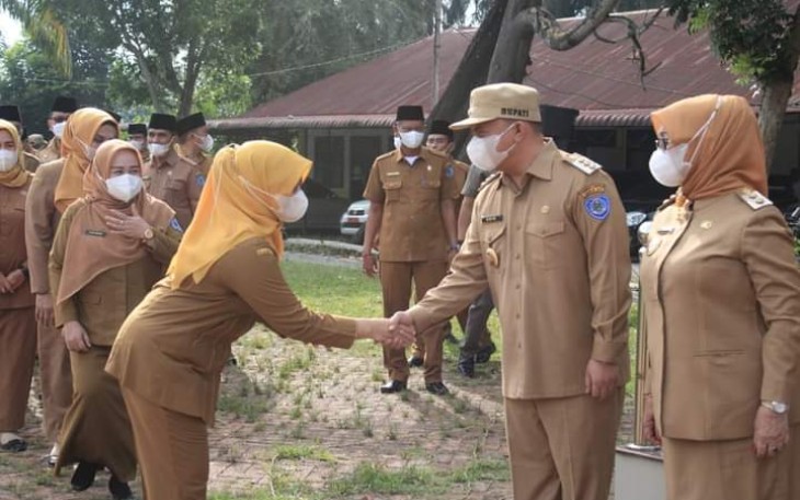 Bupati dan Wakil Bupati Labuhanbatu, saat bersalam salaman dengan para ASN usai apel gabungan, Senin (9/5/2022).