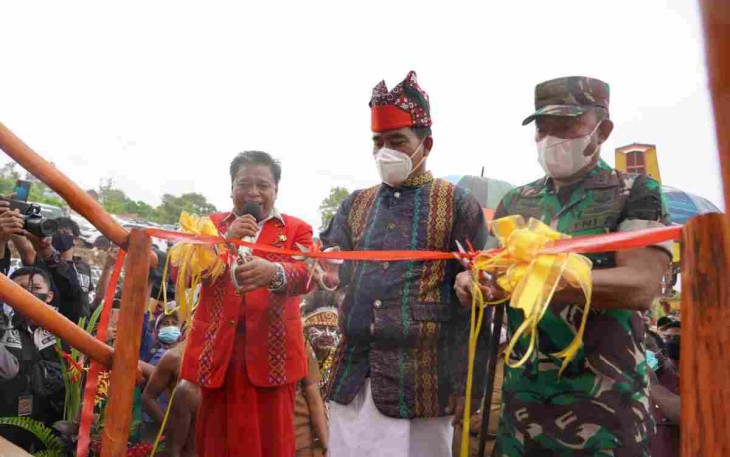 Pangdam Kasuari bersama Gubernur Papua Barat resmikan rumah adat Toraja. Senin (09/05/2022) 