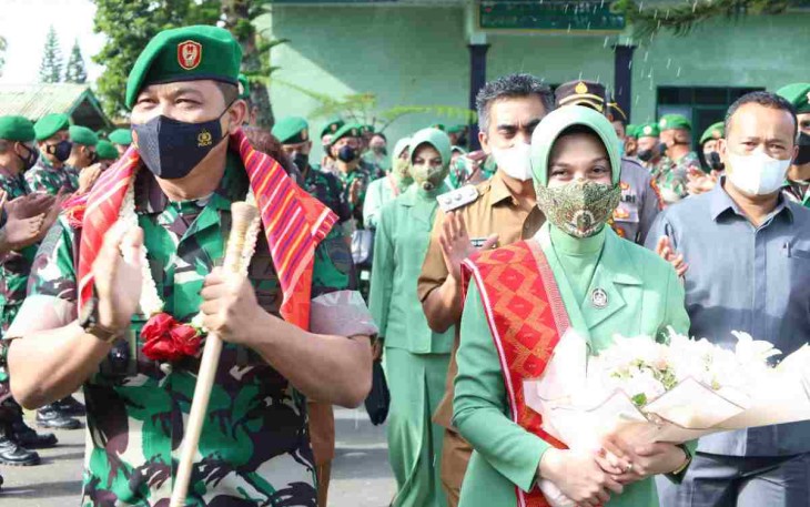 Danrem 023/KS kenakan ulos kain adat Karo saat kunker di Kodim 0205/TK. Selasa (10/05/2022)