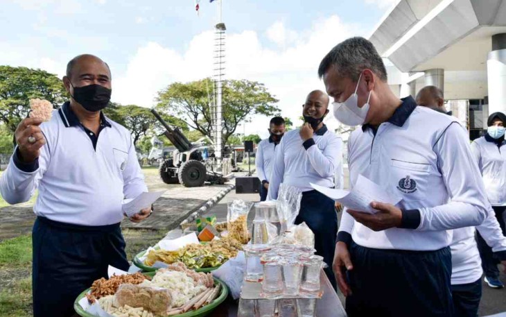 Komandan STTAL saat menikmati hidangan makanan Nusantara tempe di kampus STTAL Surabaya. Selasa (10/05/2022)