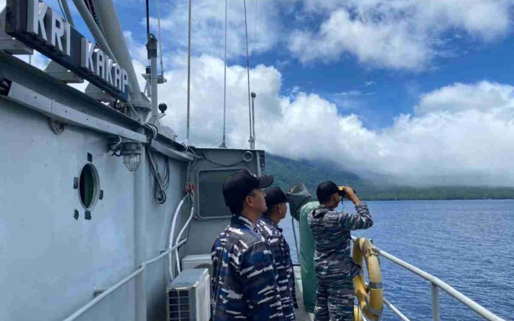 Komandan KRI Kakap-811 saat memantau situasi laut. Selasa (10/05/2022)