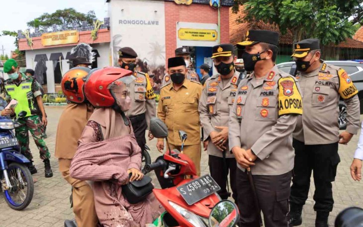 Kapolda Jatim saat berbincang dengan pemudik  pengendara motor. Senin (09/05/2022)