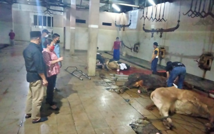 Anggota Komisi B DPRD Jatim, Agatha Retnosari,,saat mendatangi Perusahaan Daerah Rumah Potong Hewan (RPH), Pegirian, Kota Surabaya, Selasa (10/5/2022) malam