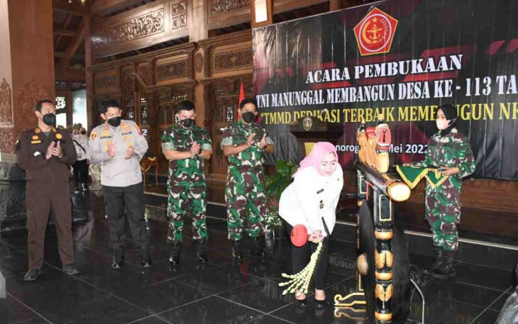 Wakil Bupati Ponorogo resmi membuka TMMD Ke 113 Kodim 0802/Ponorogo. Rabu (11/05/2022)