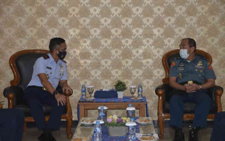Danlanud Supadio (kiri) berbincang dengan Brigjen TNI (Mar) Yuliandar TD dari tim Lemhanas RI di Mako lanud Supadio. Rabu (11/05/2022)