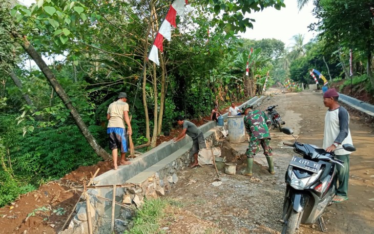 Masyarakat Desa saat Bantu TNI Bangun Drainase Pada Program TMMD ke-113 di Purwakarta