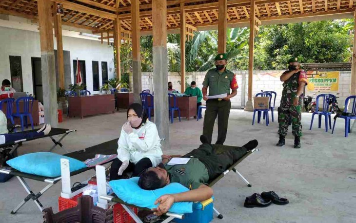 Donor darah anggota pos Ramil Pangkur. Kamis (12/05/2022)